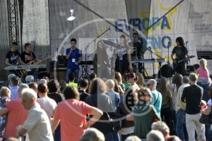 Beograd, 8. maja 2016.- Publika na nastupu grupe Master Blaster na Savskom setalistu, na Kalemegdanu.  EU info centar i Delegacija Evropske unije u Srbiji organizuju besplatan koncert vise rok bendova, povodom obelezavanja Dana Evrope, 9. maja. FOTO TANJUG/ ZORAN ZESTIC/ nr